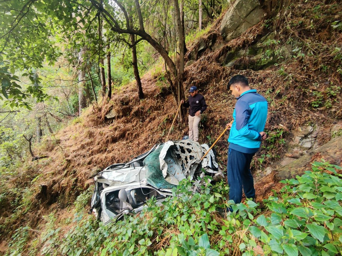 चंपावत जा रही कार 250 मीटर गहरी खाई में गिरी, तीन लोगो की मौके पर ही हुई दर्दनाक मौत, एक महिला गंभीर रूप से घायल